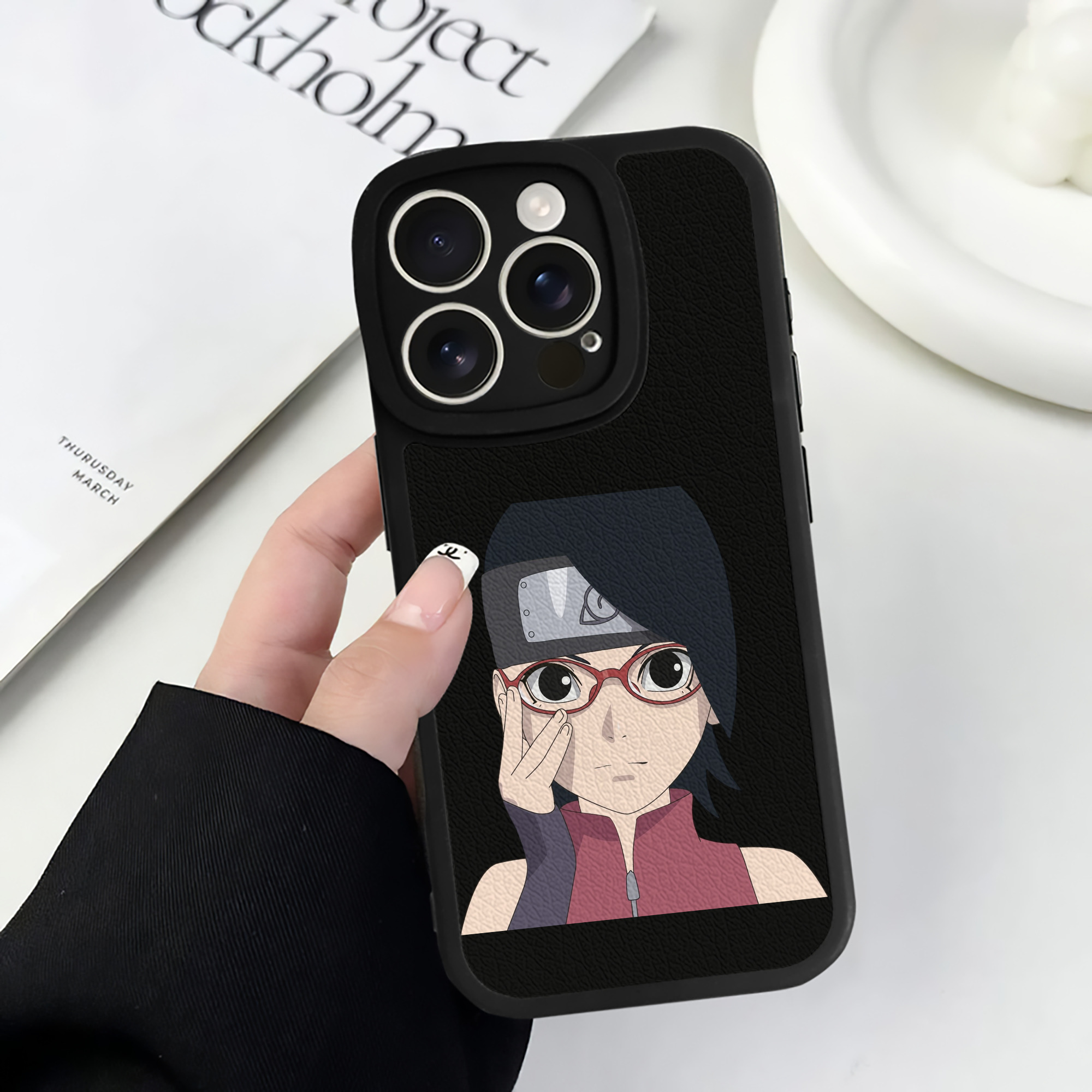 （画像用） NARUTO -ナルト- うちは サラダ Uchiha Sarada 【iPhone 16シリーズ対応】シリコンスマホケース（レザー調） 材質：シリコン